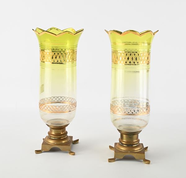 Coppia di portacandela "photophores" in ottone e cristallo, fine del XIX/inizi del XX secolo 