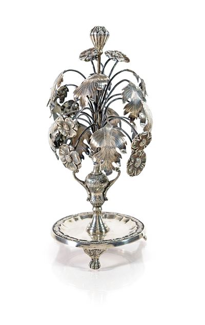 Vasetto centrotavola in argento, altezza 21,5 cm, con decorazione di fiori e foglie curvate
