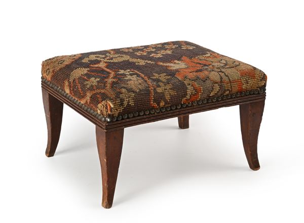 Poggiapiedi rettangolare in legno con rivestimento a piccolo punto, Inghilterra, Spillman & co, fine del XIX/inizi del XX secolo