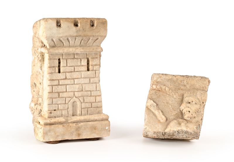 Due Frammenti in Marmo di Gusto Antico