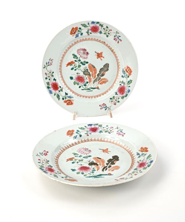 Coppia di piatti in porcellana policroma a motivi floreali, Compagnia delle Indie, XVIII secolo