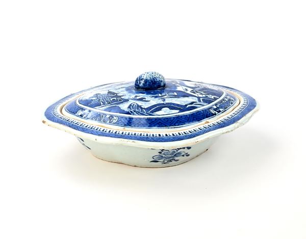 Legumiera in porcellana bianca e blu, Cina, XVIII secolo