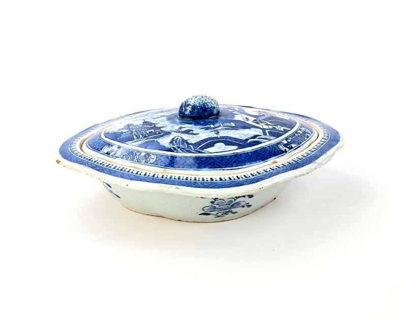 Cina, Legumiera in porcellana bianca e blu, XVIII secolo, cm 12x28x24