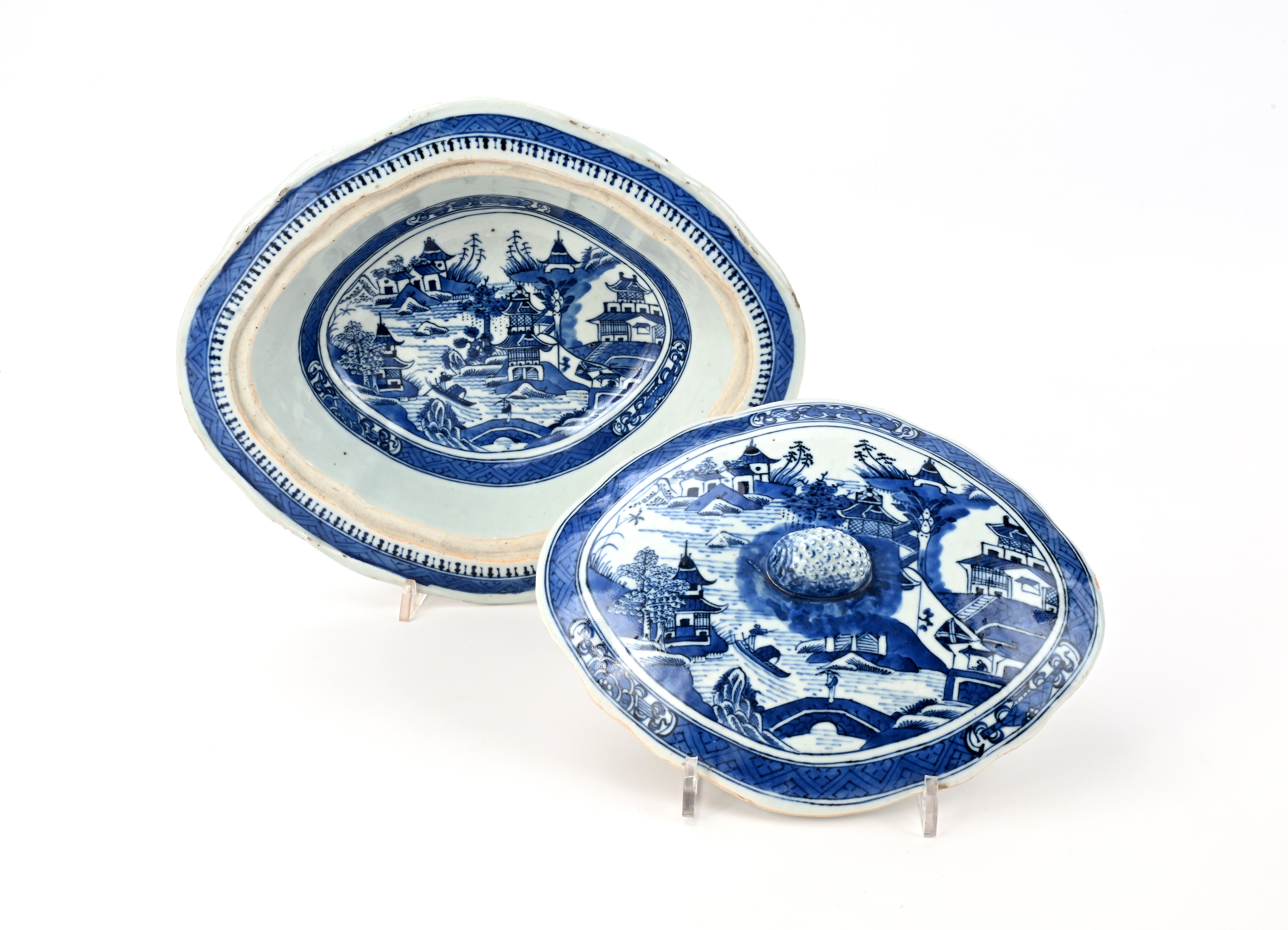 Cina, Legumiera in porcellana bianca e blu, XVIII secolo, cm 12x28x24