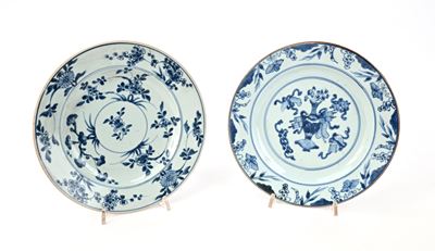 Cina, Due piatti in porcellana bianca e blu, XVIII secolo