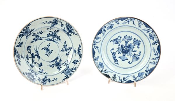 Due piatti diversi in porcellana bianca e blu, Cina, XVIII secolo
