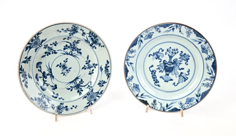Cina, Due piatti in porcellana bianca e blu, XVIII secolo