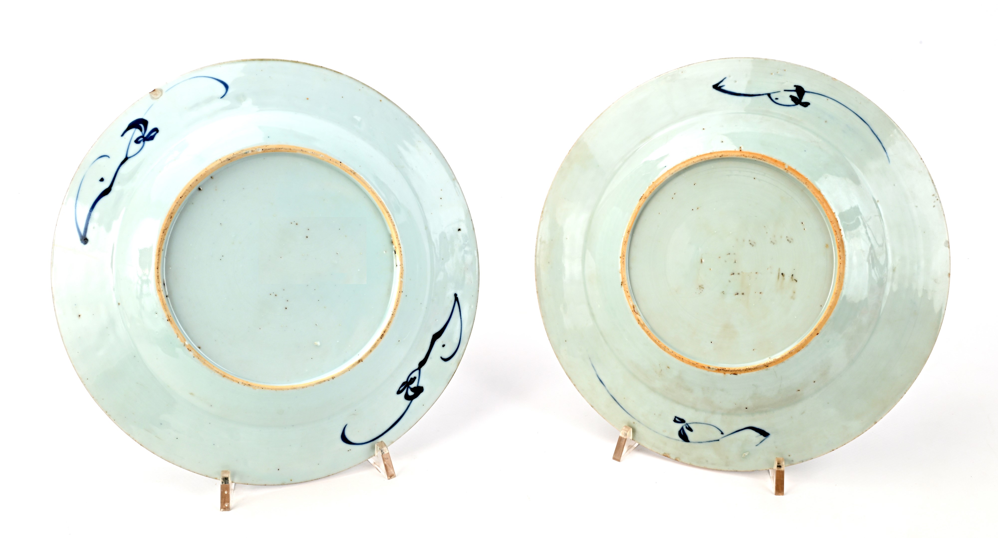 Cina, Due piatti in porcellana bianca e blu, XVIII secolo