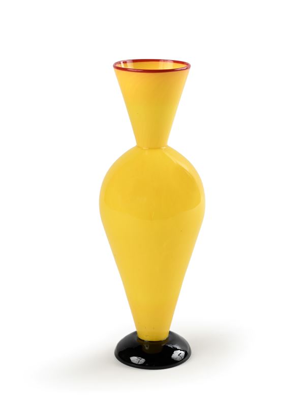 Vaso in vetro di Murano giallo con base nera e bordo superiore rosso