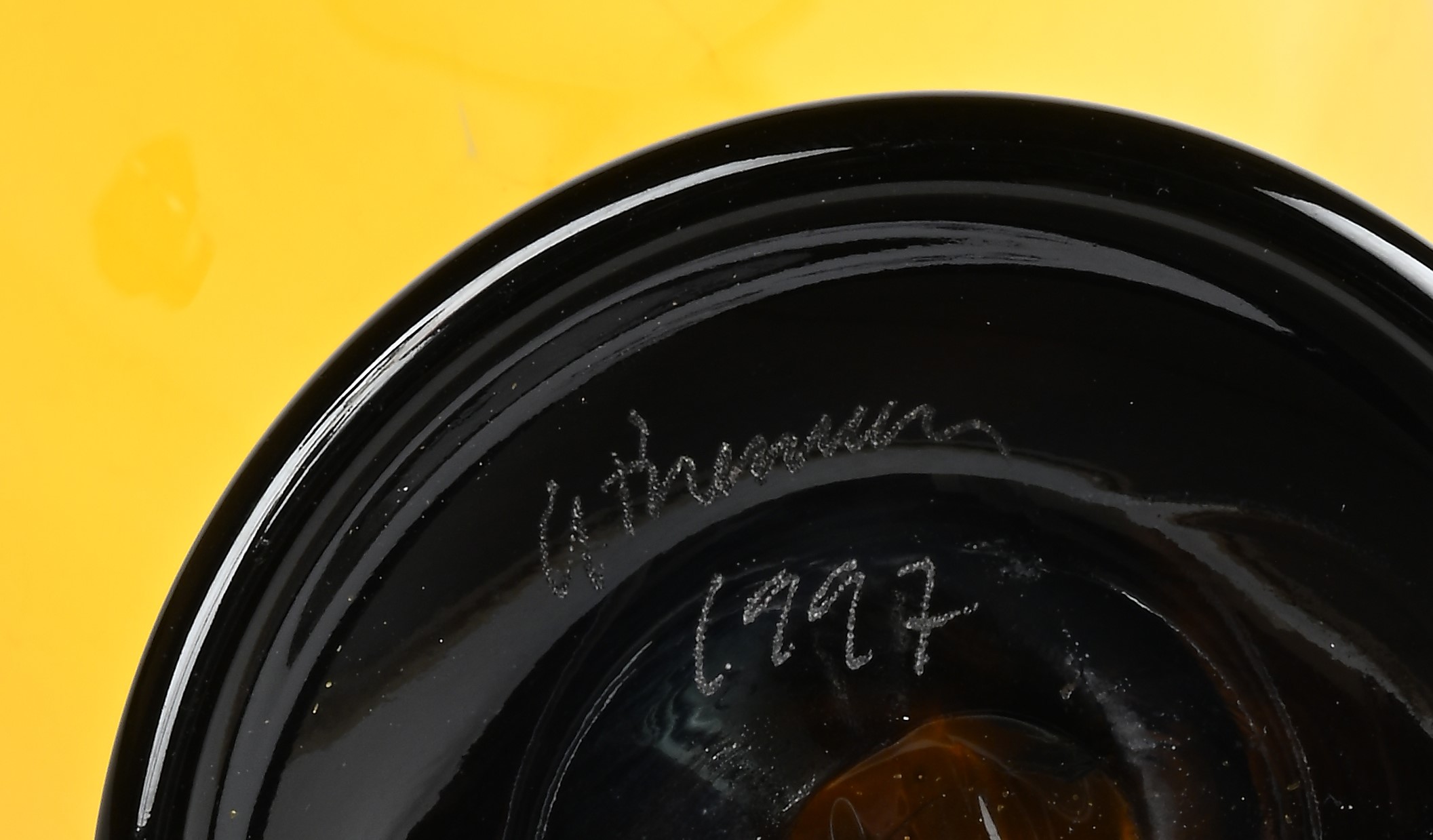 Vaso in Vetro di Murano Giallo con Base Nera e Bordo Superiore Rosso