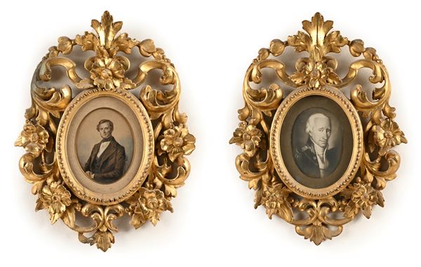 Coppia di piccole cornici ovali in legno dorato, prima metà del XIX secolo