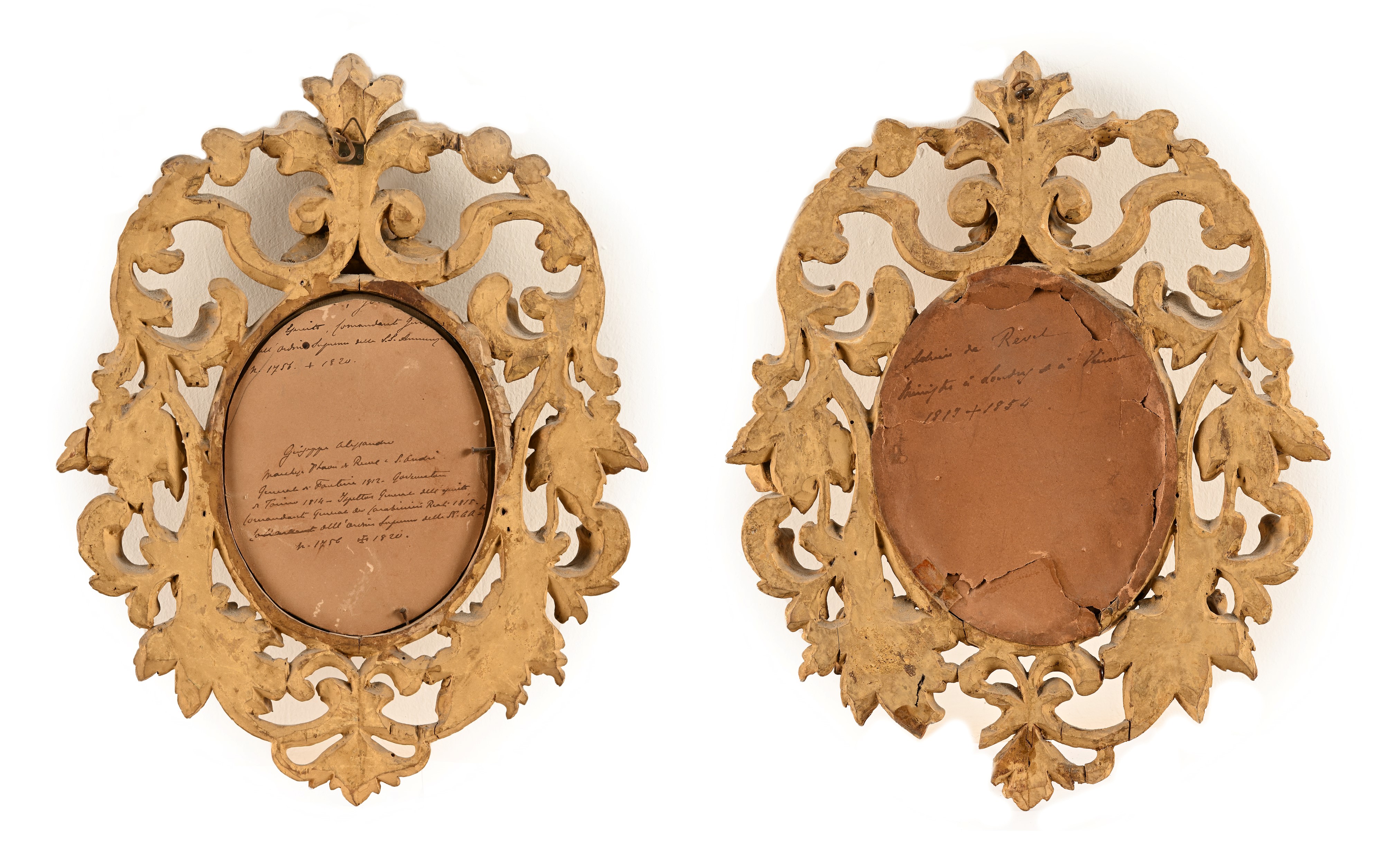 Coppia di piccole cornici ovali in legno dorato, prima metà del XIX secolo