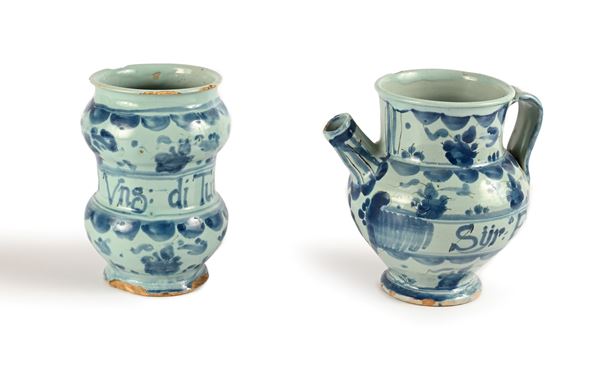 Albarello e brocchetta in maiolica bianca e blu, Savona, XIX secolo