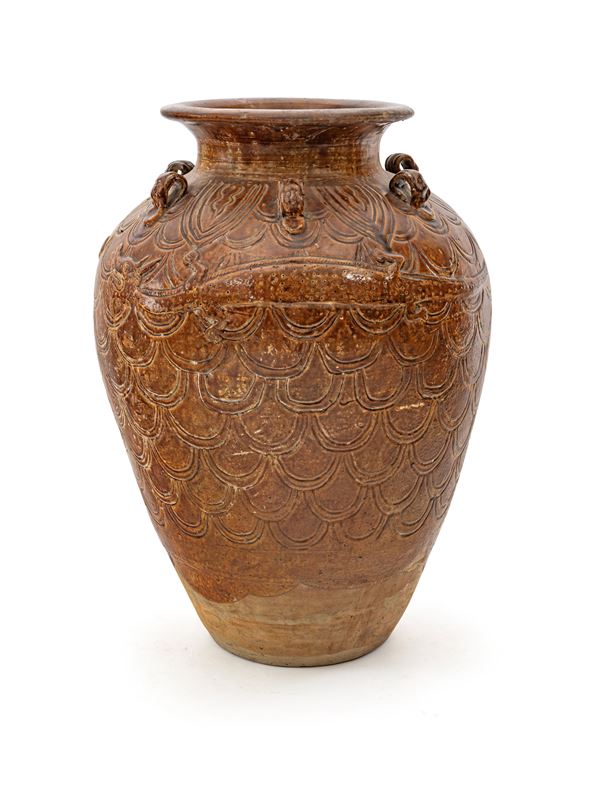 Grande giara Martaban in terracotta invetriata in monocromia bruna, inizi XX secolo