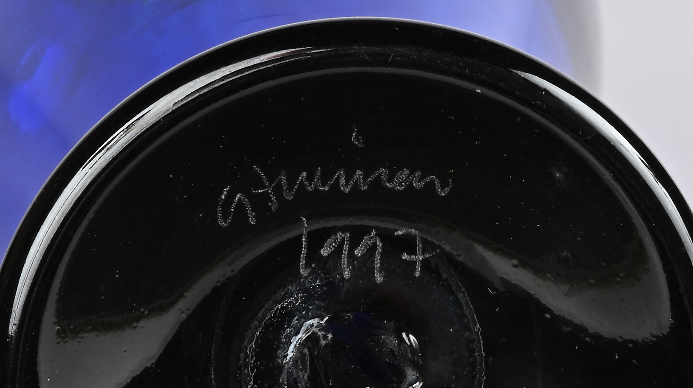 Vaso in vetro di Murano blu con base nera e bordo giallo