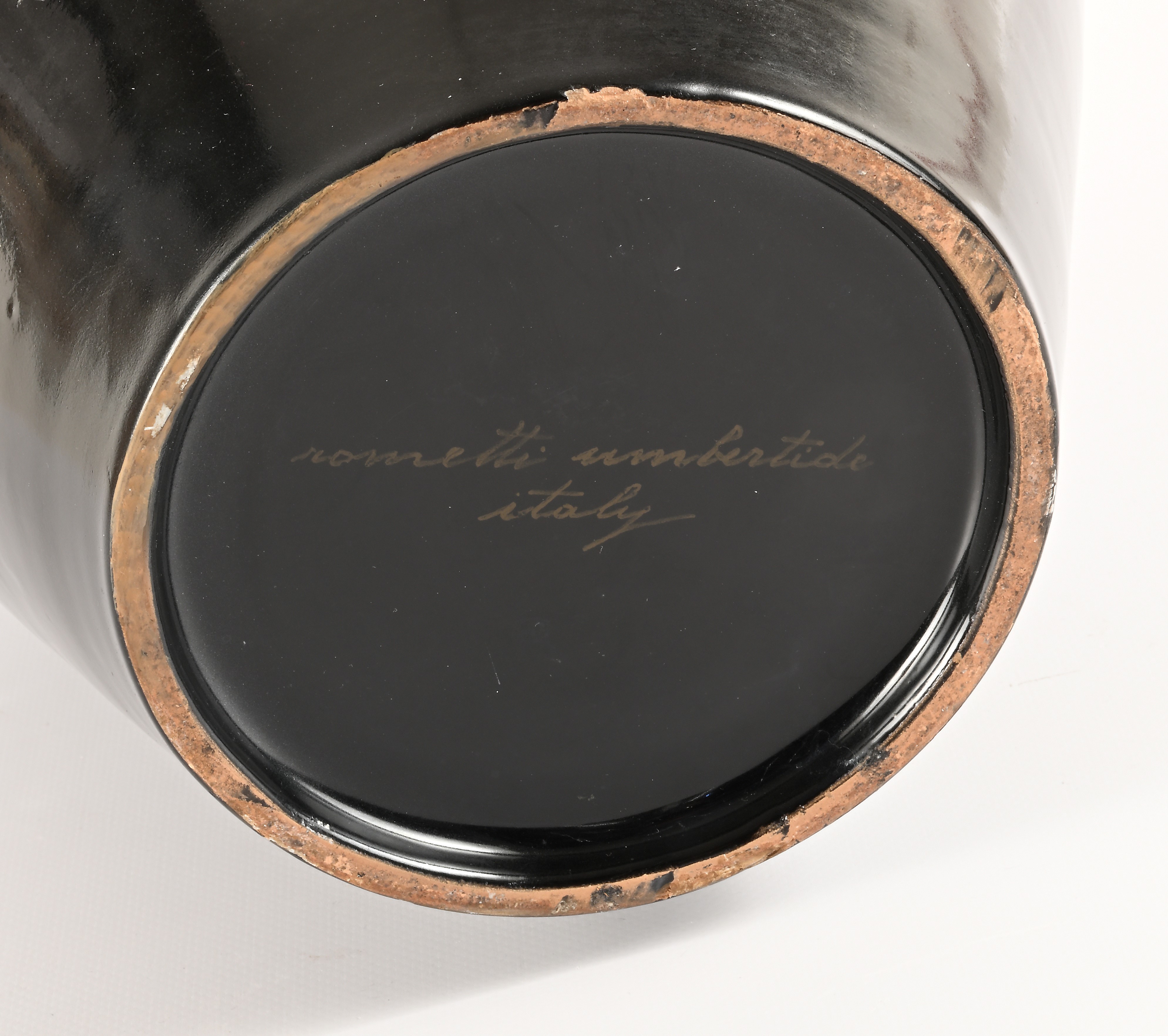 Vaso in ceramica smaltata con anse ondulate