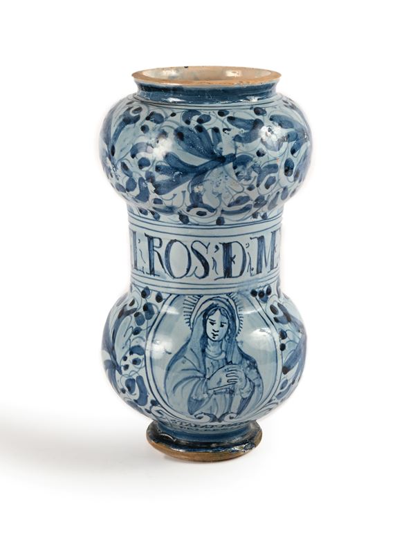 Albarello a rocchetto in maiolica decorata in blu su fondo berettino, Savona