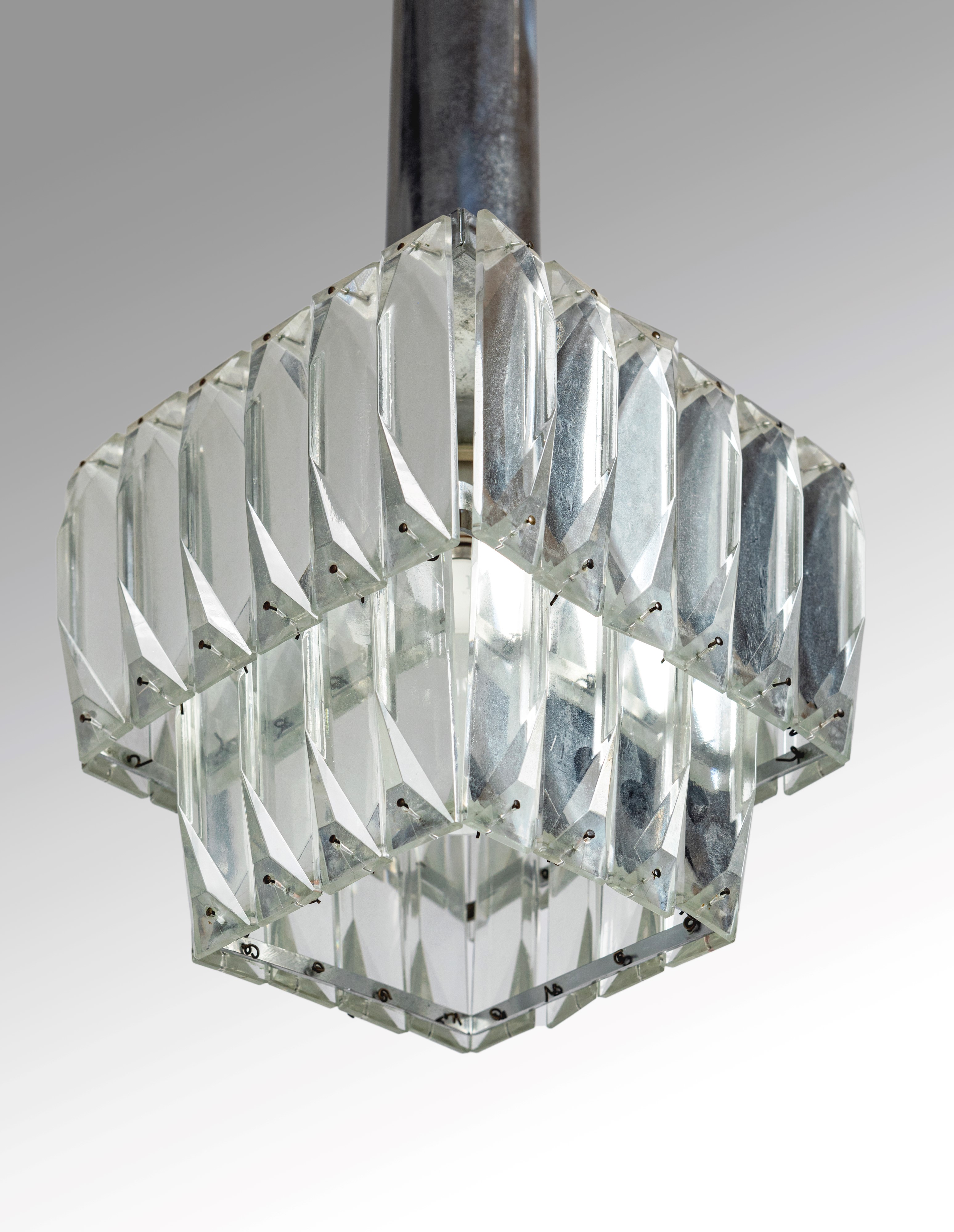 Lampadario da soffitto in metallo e ciondoli in cristallo