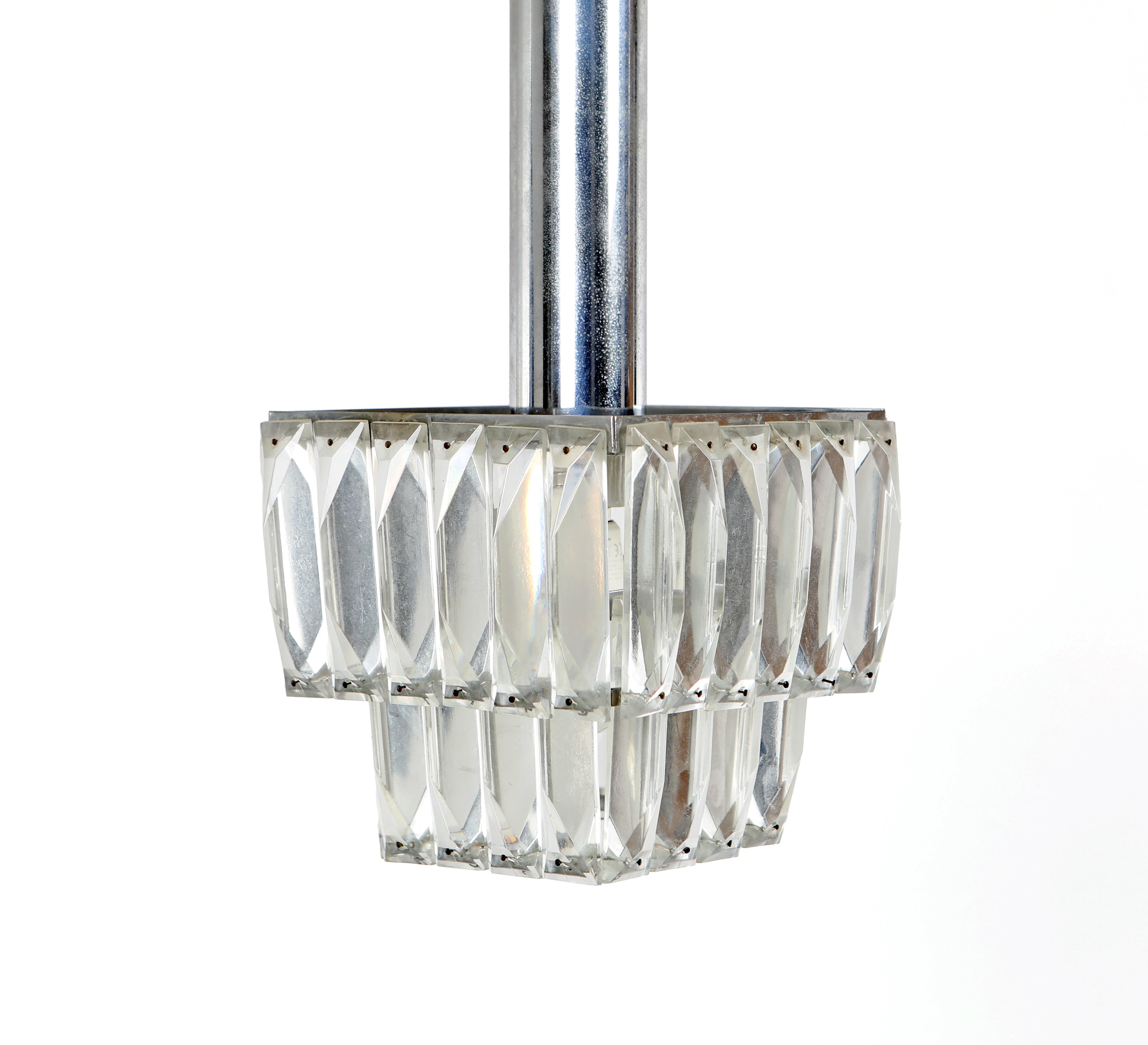 Lampadario da soffitto in metallo e ciondoli in cristallo