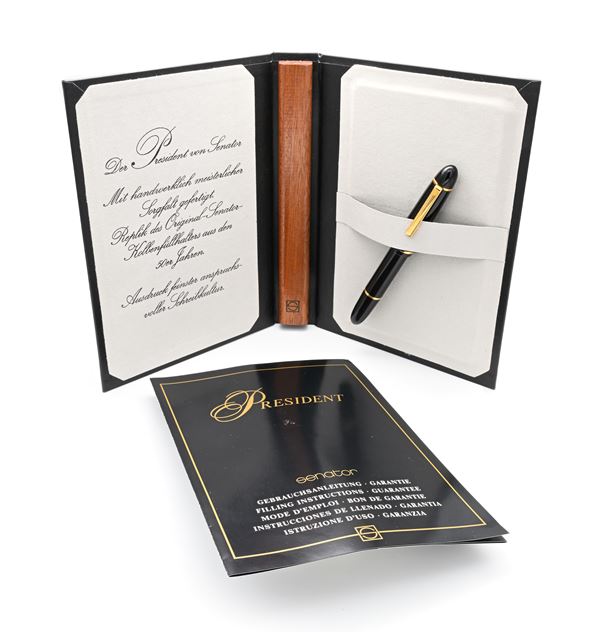 Senator President 5231 - Penna stilografica a stantuffo in resina nera con particolari in metallo dorato