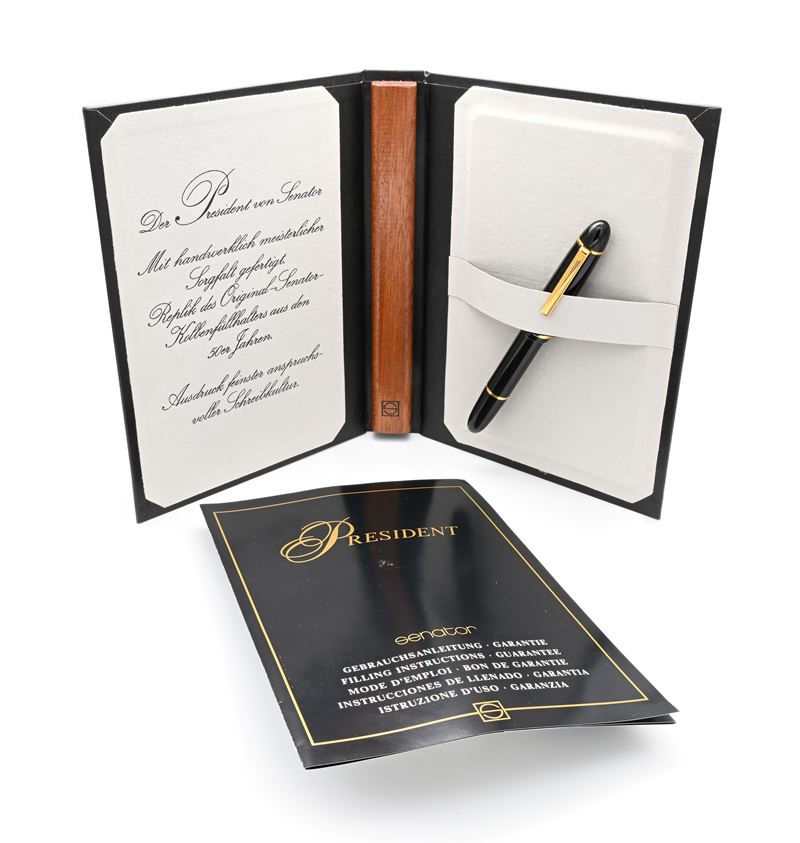 Senator President 5231 - Penna Stilografica a Stantuffo in Resina Nera con Particolari in Metallo...