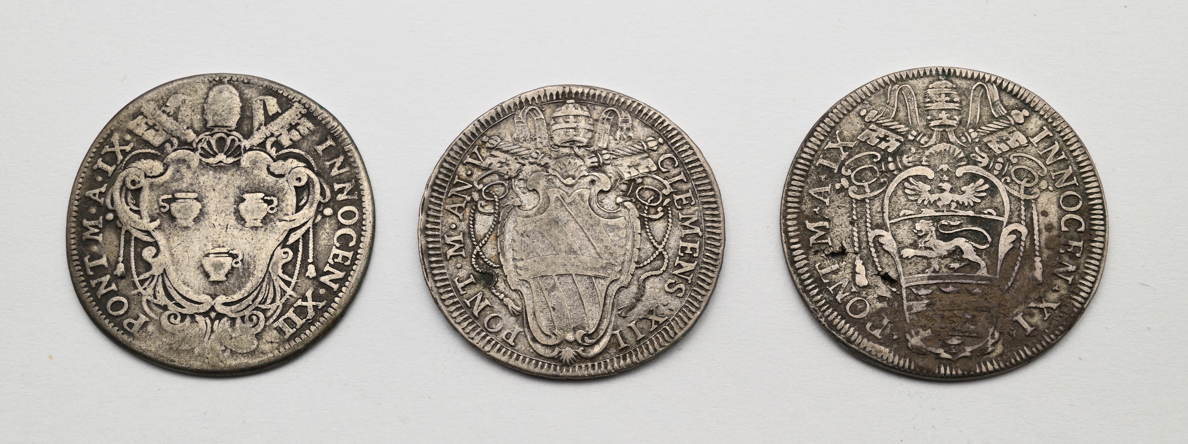 Lotto di 3 Testoni Stato Pontificio: Clemente XII a.V 1735; Innocenzo XII a.IX 1700; Innocenzo XI...