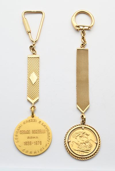 2 Portachiavi in Oro 750/000 con Sterlina 1914 Giorgio V Londra Gran Bretagna e Medaglia in Oro 7...