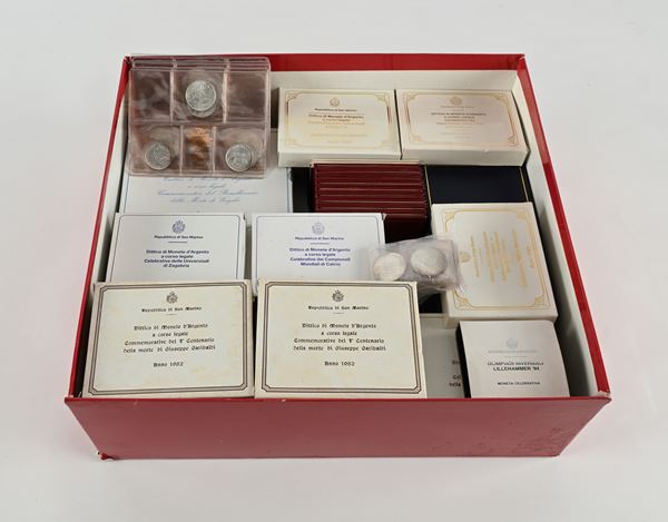 Lotto 24 Dittici FDC 1981-1990; 9 Trittici FDC 1981; 3 Dittici Proof (1986-87-89); 40 monete da 1.000 Lire 1977-94 e 18 monete da 500 Lire 1975-76 San Marino