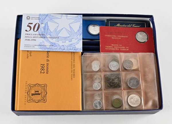 Lotto 43 Serie complete 1968-1984 Repubblica Italiana; 24 monete da 500 lire in confezione e 10.000 Lire 1996 Repubblica Italiana