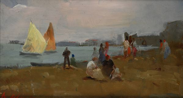 Spiaggia di una città costiera con figure e vele in mare.