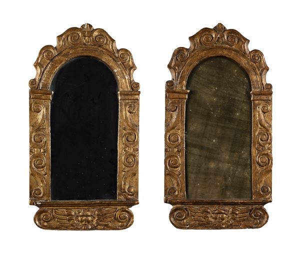Coppia di specchierine in legno dorato, XVII secolo