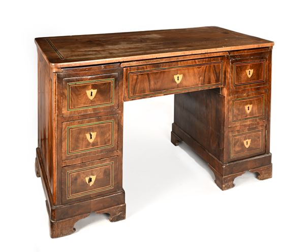 Scrivania a bancone da centro in noce con filettature in legni di frutto naturali e tinti, XIX secolo