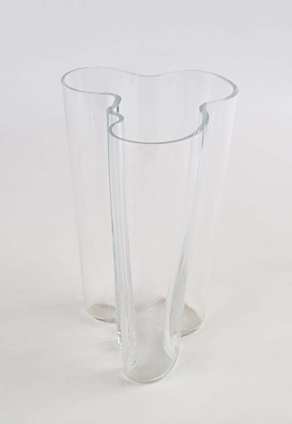 Vaso in vetro incolore soffiato di forma polilobata, prod. Littala