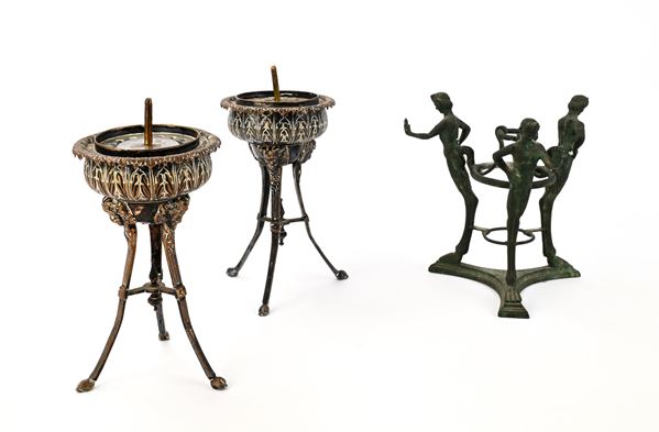 Athénienne in bronzo con figure di fauno e coppia di tripodi reggicero