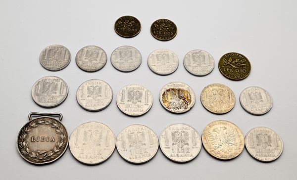 Lotto Albania Italiana: 5 e 10 Lek 1939 XVII, 2 Lek, 1 Lek (2) 1939 XVIII, 0,50 Lek 1939 XVIII (2), 1940 XVIII (2), 1941 XIX, 0,20 Lek 1939 XVIII (3), 1940 XVIII (2), 1941 XIX, 0,10 Lek 1940 XVIII, 0,05 Lek 1940 XVIII (2) e una medaglia Libia in argento Vittorio Emanuele III