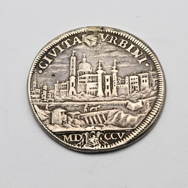 Mezza Piastra con la veduta di Urbino A.V 1705 Clemente XI (foro otturato e tracce di antico appiccagnolo)