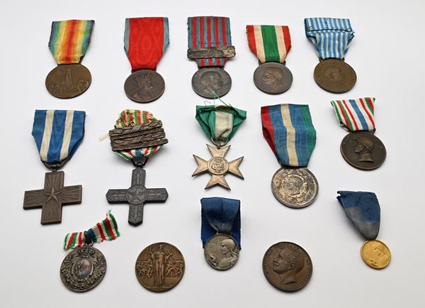 Lotto 15 medaglie in argento e bronzo del Regno d'Italia: Campagna d'Africa, Campagna di Libia, Prima Guerra Mondiale, Al merito di Guerra e Lungo comando, Croce Rossa e Tiri Umberto I e Vittorio Emanuele III