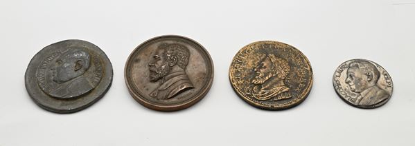 Medaglia in bronzo opus Filippo Speranza Benemerenza Carlo Pouchain 1894; medaglia in bronzo uniface Franciscus I Francorum Rex; medaglia in metallo argentato 1928 Giacomo Lauri Volpi in occasione dell'Inaugurazione del Teatro dell'Opera di Roma; medaglia di zinco raffigurante il presidente argentino Hipolito Irigoyen