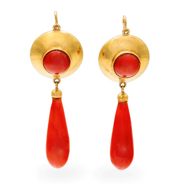 Coppia di orecchini pendenti in oro e corallo