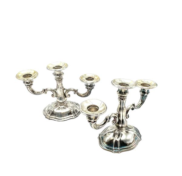 Coppia di candelabri a tre luci in argento 800/000 (appesantiti)