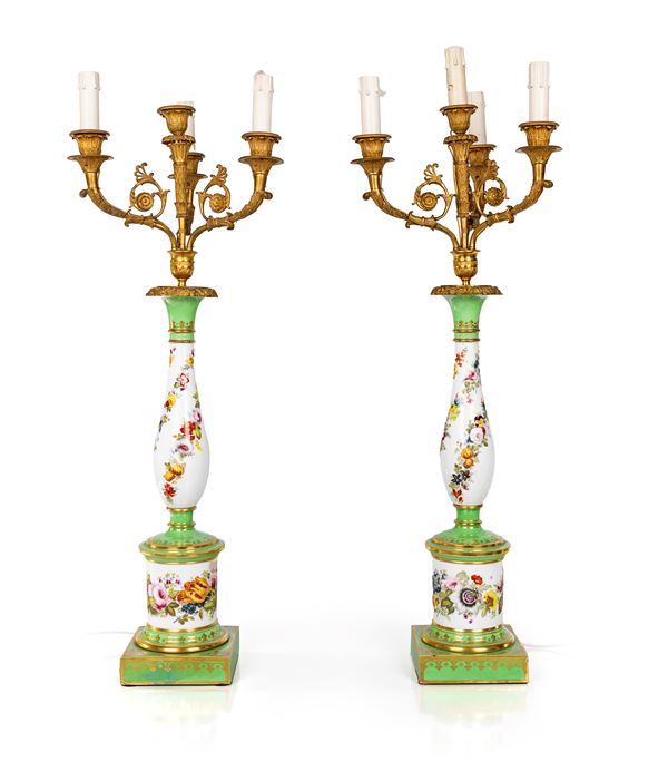 Coppia di lampade da tavolo in porcellana policroma e bronzo dorato, XIX secolo