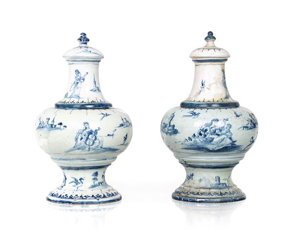 Coppia di vasi con coperchio in maiolica bianca e blu, Liguria, XVIII secolo