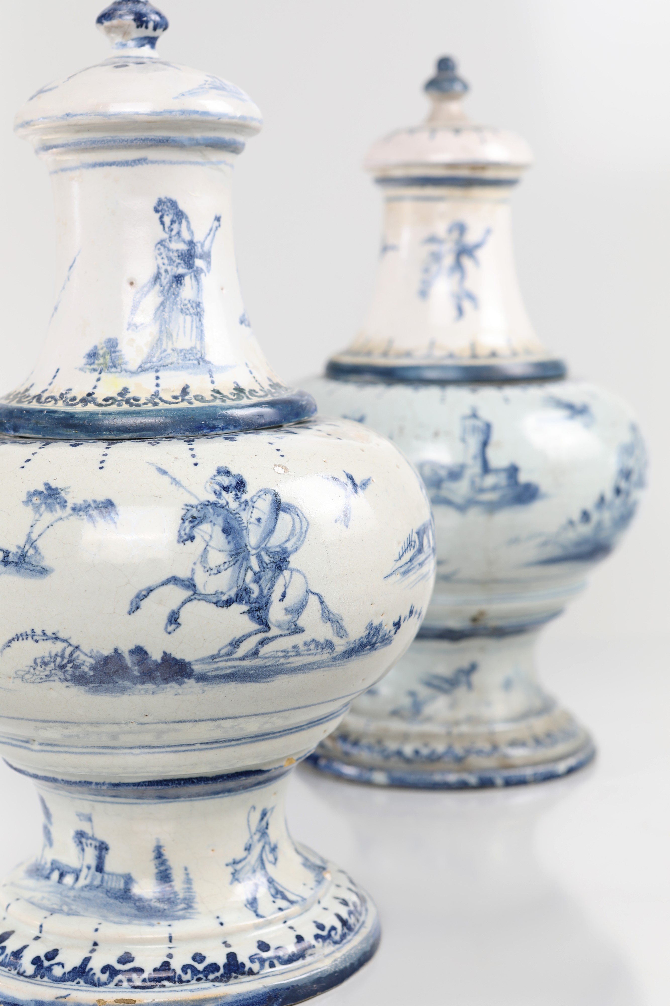 Coppia di vasi con coperchio in maiolica bianca e blu, Liguria, XVIII secolo