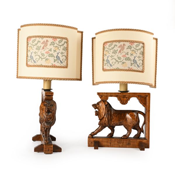 Coppia di lampade da tavolo in legno con figure di leoni