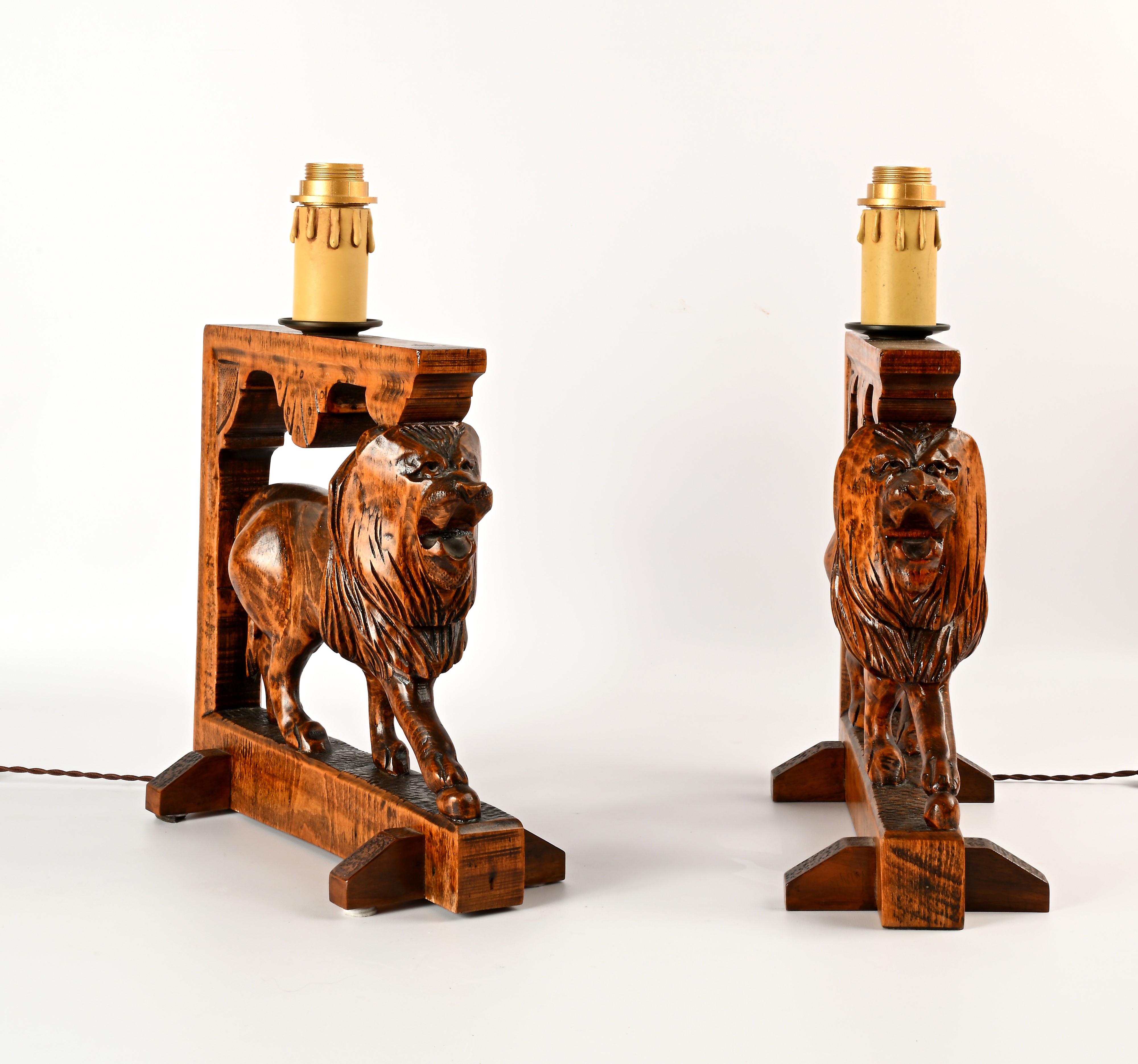 Coppia di Lampade da Tavolo in Legno con Figure di Leoni