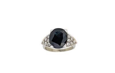 Anello in Platino con Grande Zaffiro