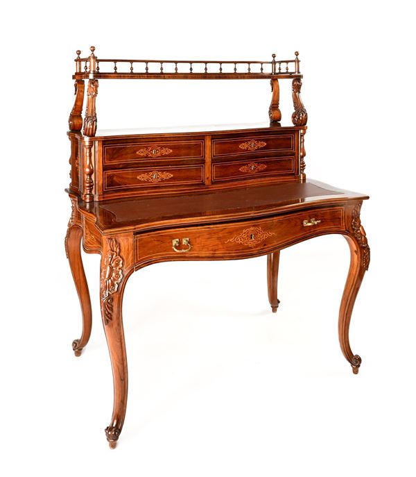 Scrittoio da centro con alzata con filettature ed intarsi, prima metà del XIX secolo