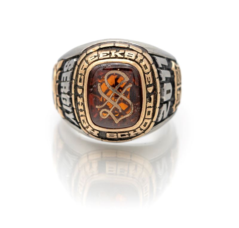 Anello a sigillo in oro, argento e pietra centrale.