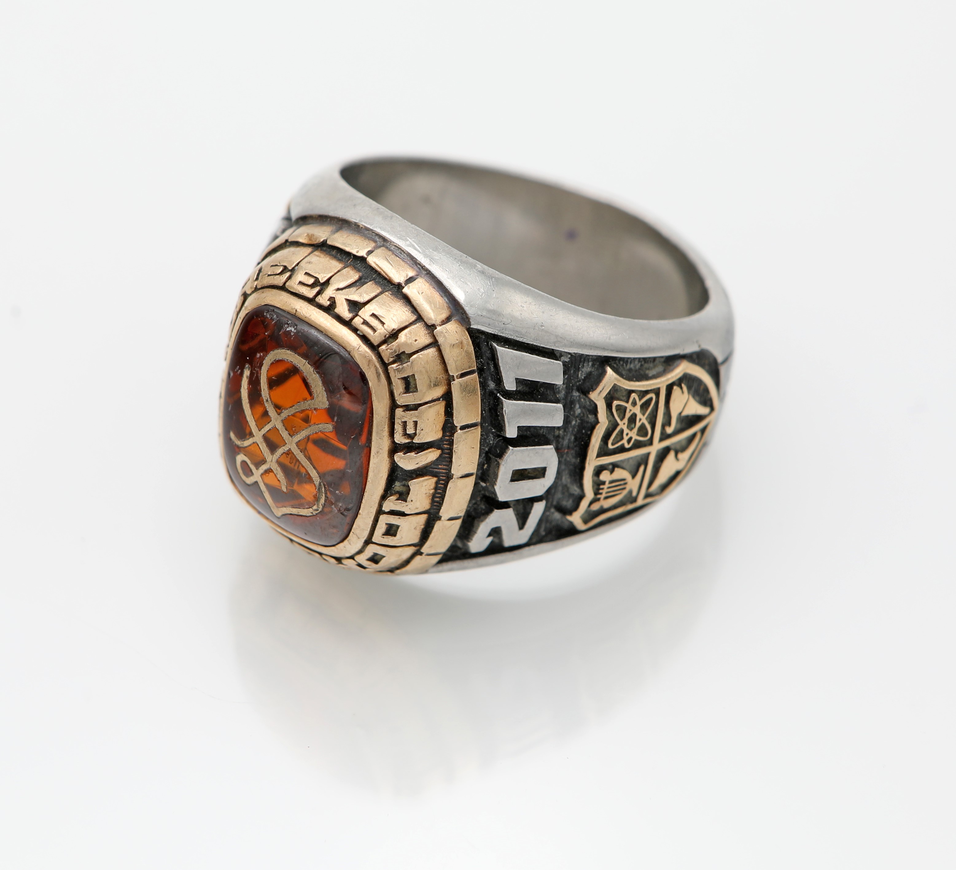 Anello a sigillo in oro, argento e pietra centrale.