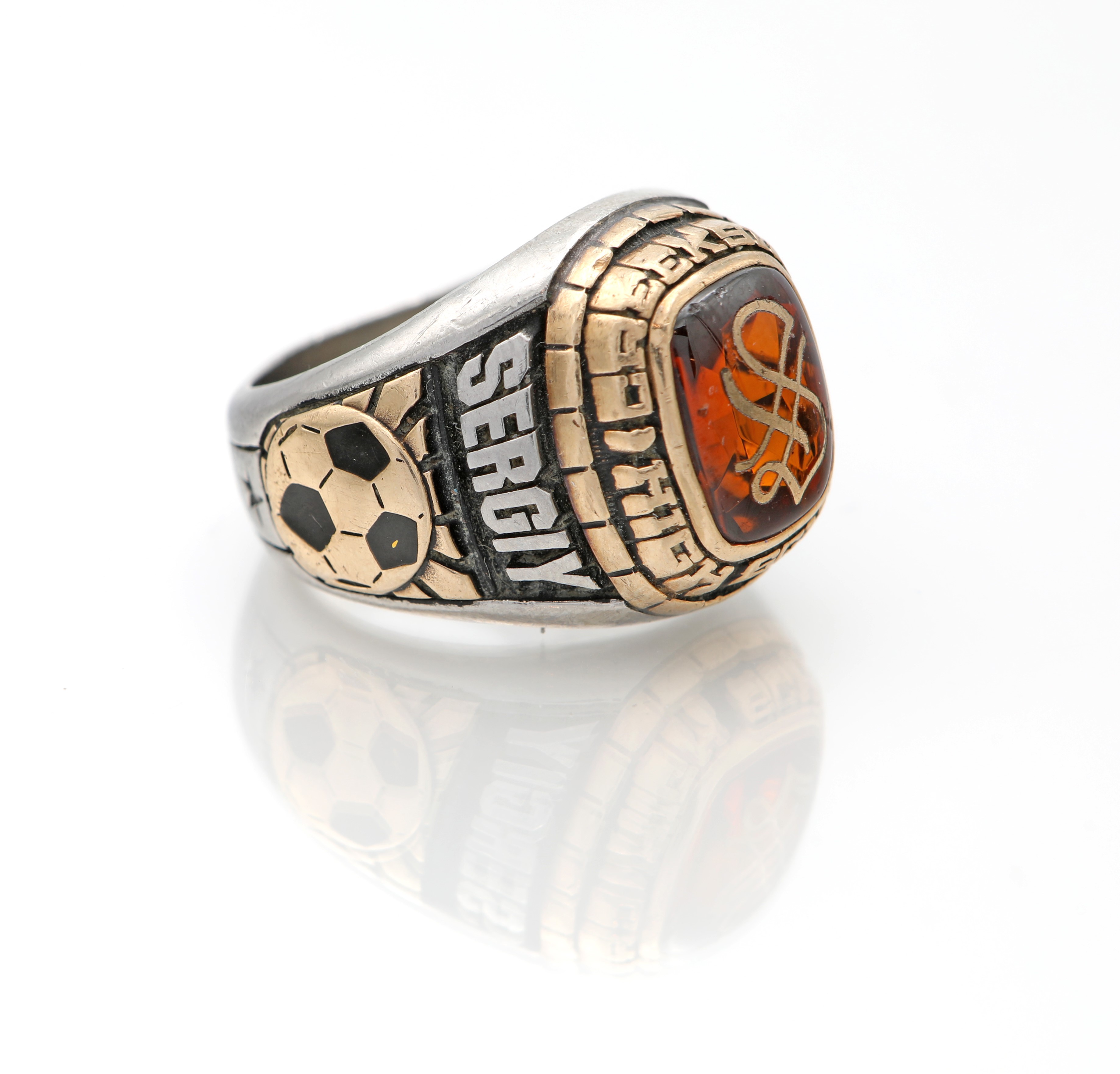 Anello a sigillo in oro, argento e pietra centrale.